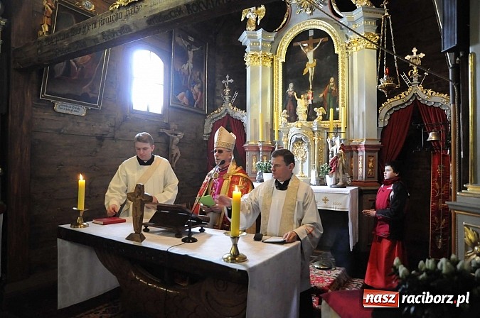 Zdjęcie w galerii na portalu naszraciborz.pl: Procesja konna w Pietrowicach Wielkich z metropolitą górnośląskim wiadomości z regionu