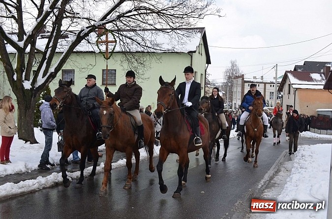 Zdjęcie w galerii na portalu naszraciborz.pl: Procesja konna w Pietrowicach Wielkich z metropolitą górnośląskim wiadomości z regionu
