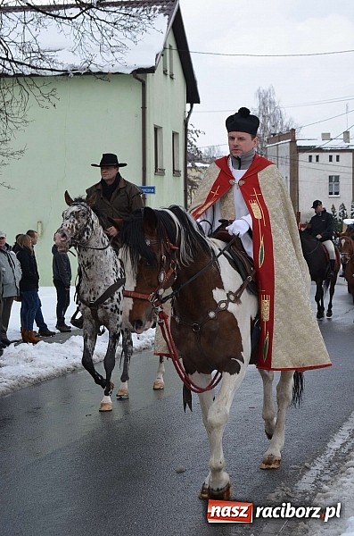Zdjęcie w galerii na portalu naszraciborz.pl: Procesja konna w Pietrowicach Wielkich z metropolitą górnośląskim wiadomości z regionu