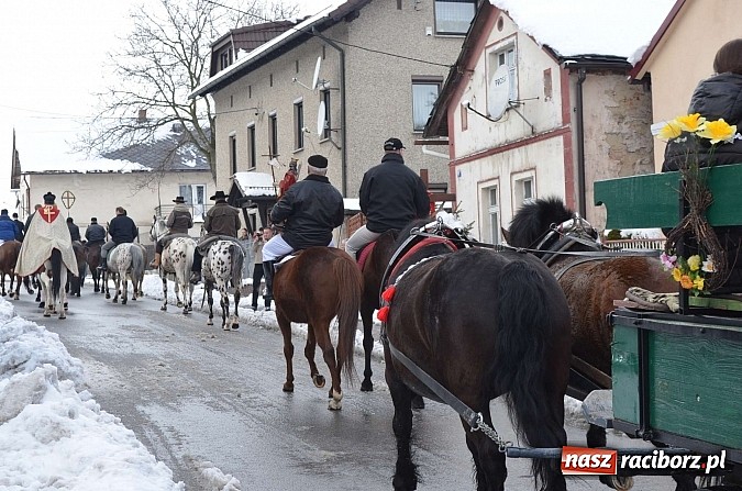 Zdjęcie w galerii na portalu naszraciborz.pl: Procesja konna w Pietrowicach Wielkich z metropolitą górnośląskim wiadomości z regionu