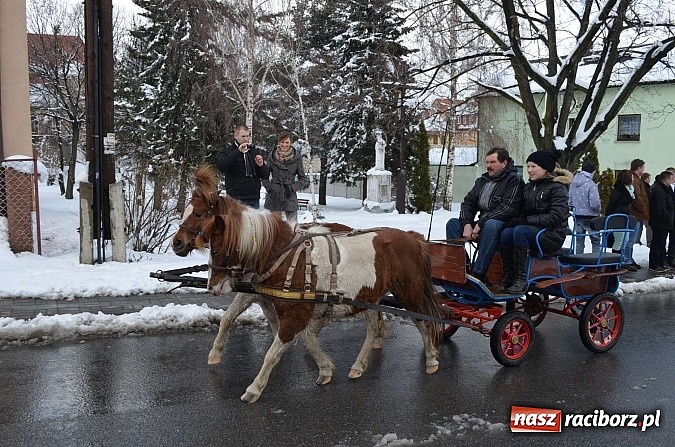 Zdjęcie w galerii na portalu naszraciborz.pl: Procesja konna w Pietrowicach Wielkich z metropolitą górnośląskim wiadomości z regionu