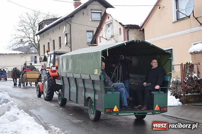 Zdjęcie w galerii na portalu naszraciborz.pl: Procesja konna w Pietrowicach Wielkich z metropolitą górnośląskim wiadomości z regionu