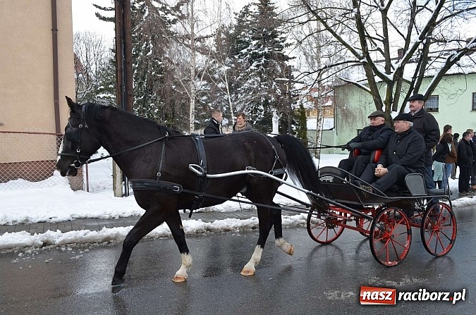 Zdjęcie w galerii na portalu naszraciborz.pl: Procesja konna w Pietrowicach Wielkich z metropolitą górnośląskim wiadomości z regionu
