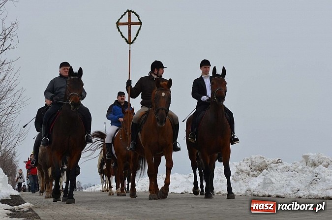 Zdjęcie w galerii na portalu naszraciborz.pl: Procesja konna w Pietrowicach Wielkich z metropolitą górnośląskim wiadomości z regionu