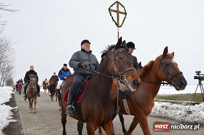 Zdjęcie w galerii na portalu naszraciborz.pl: Procesja konna w Pietrowicach Wielkich z metropolitą górnośląskim wiadomości z regionu