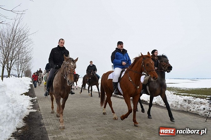 Zdjęcie w galerii na portalu naszraciborz.pl: Procesja konna w Pietrowicach Wielkich z metropolitą górnośląskim wiadomości z regionu