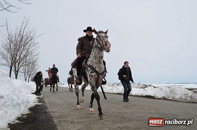Zdjęcie w galerii na portalu naszraciborz.pl: Procesja konna w Pietrowicach Wielkich z metropolitą górnośląskim wiadomości z regionu