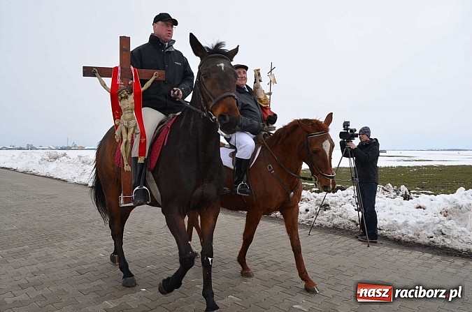 Zdjęcie w galerii na portalu naszraciborz.pl: Procesja konna w Pietrowicach Wielkich z metropolitą górnośląskim wiadomości z regionu