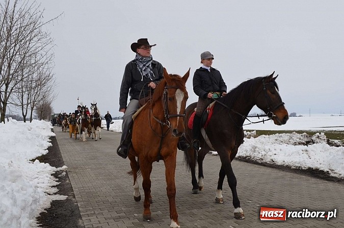 Zdjęcie w galerii na portalu naszraciborz.pl: Procesja konna w Pietrowicach Wielkich z metropolitą górnośląskim wiadomości z regionu