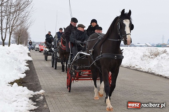 Zdjęcie w galerii na portalu naszraciborz.pl: Procesja konna w Pietrowicach Wielkich z metropolitą górnośląskim wiadomości z regionu