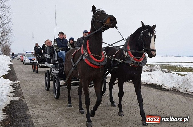 Zdjęcie w galerii na portalu naszraciborz.pl: Procesja konna w Pietrowicach Wielkich z metropolitą górnośląskim wiadomości z regionu