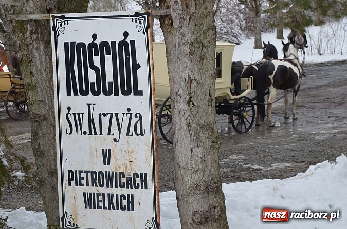 Zdjęcie w galerii na portalu naszraciborz.pl: Procesja konna w Pietrowicach Wielkich z metropolitą górnośląskim wiadomości z regionu