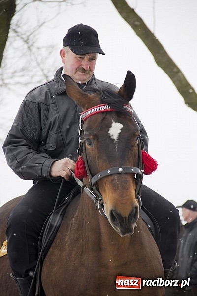 Zdjęcie w galerii na portalu naszraciborz.pl: W Raciborzu-Sudole zima jeźdźcom niestraszna. Przyjechał nawet szef Solidarności wiadomości z regionu
