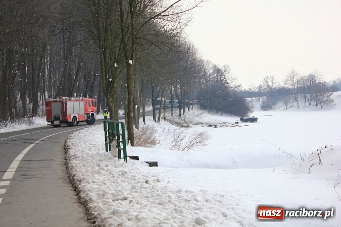 Zdjęcie w galerii na portalu naszraciborz.pl: Poważny wypadek na Brzeskiej w Raciborzu. Kierowca hondy dachował wiadomości z regionu