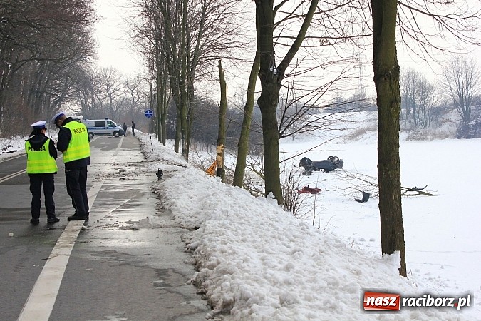 Zdjęcie w galerii na portalu naszraciborz.pl: Poważny wypadek na Brzeskiej w Raciborzu. Kierowca hondy dachował wiadomości z regionu