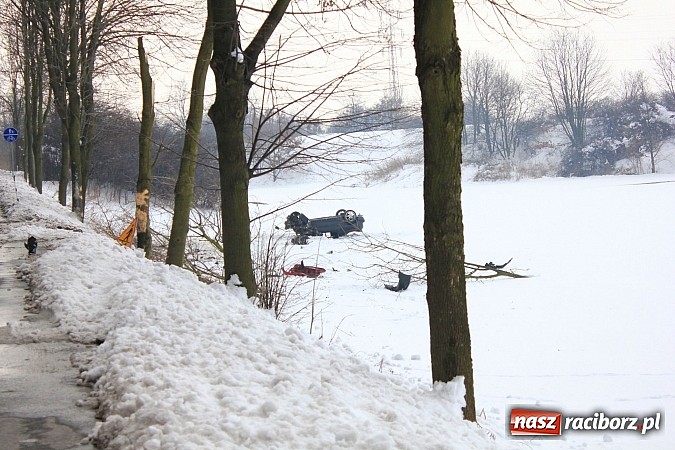 Zdjęcie w galerii na portalu naszraciborz.pl: Poważny wypadek na Brzeskiej w Raciborzu. Kierowca hondy dachował wiadomości z regionu