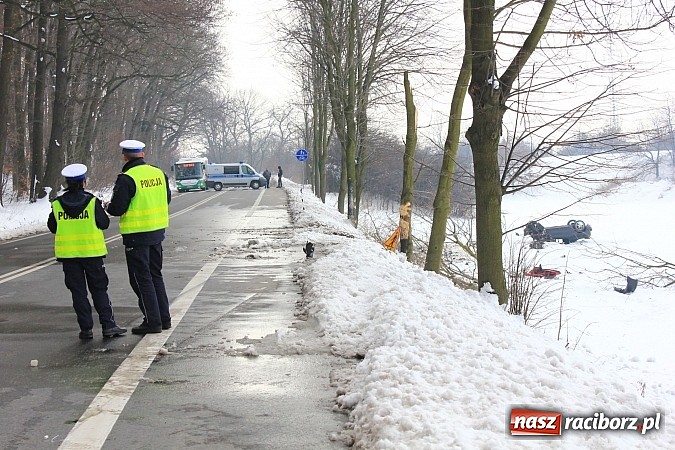 Zdjęcie w galerii na portalu naszraciborz.pl: Poważny wypadek na Brzeskiej w Raciborzu. Kierowca hondy dachował wiadomości z regionu
