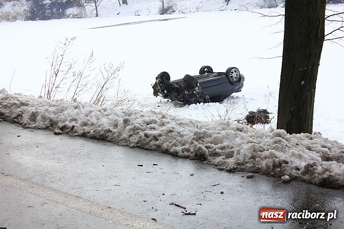 Zdjęcie w galerii na portalu naszraciborz.pl: Poważny wypadek na Brzeskiej w Raciborzu. Kierowca hondy dachował wiadomości z regionu