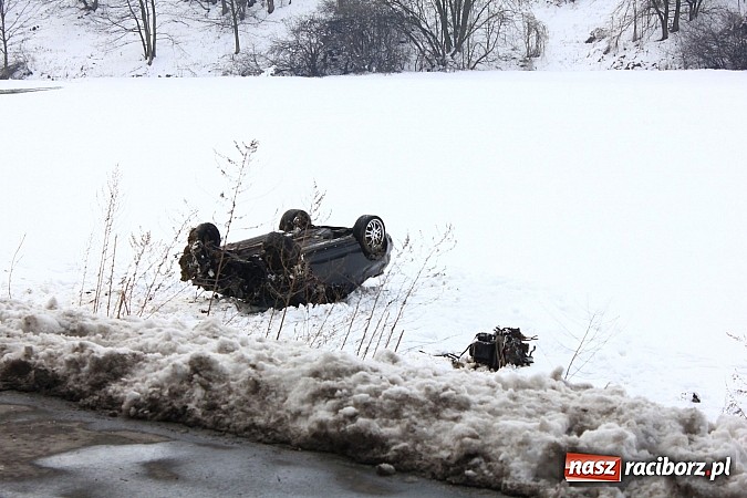 Zdjęcie w galerii na portalu naszraciborz.pl: Poważny wypadek na Brzeskiej w Raciborzu. Kierowca hondy dachował wiadomości z regionu