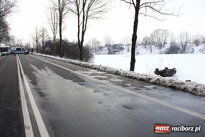 Zdjęcie w galerii na portalu naszraciborz.pl: Poważny wypadek na Brzeskiej w Raciborzu. Kierowca hondy dachował wiadomości z regionu