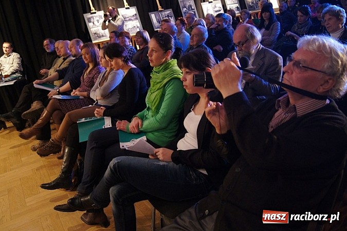 Zdjęcie w galerii na portalu naszraciborz.pl: Kral i Mikołajewski na promocji Almanachu wiadomości z regionu