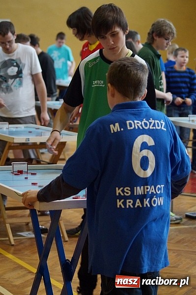 Zdjęcie w galerii na portalu naszraciborz.pl: Liga Pucharu Polski w Hokeju Stołowym w ZSOMS wiadomości z regionu