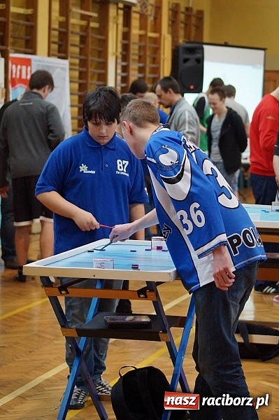 Zdjęcie w galerii na portalu naszraciborz.pl: Liga Pucharu Polski w Hokeju Stołowym w ZSOMS wiadomości z regionu