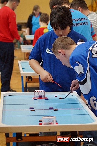 Zdjęcie w galerii na portalu naszraciborz.pl: Liga Pucharu Polski w Hokeju Stołowym w ZSOMS wiadomości z regionu