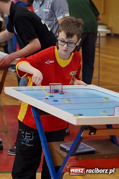 Zdjęcie w galerii na portalu naszraciborz.pl: Liga Pucharu Polski w Hokeju Stołowym w ZSOMS wiadomości z regionu