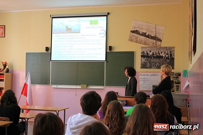 Zdjęcie w galerii na portalu naszraciborz.pl: Carmen z Hiszpanii gościła dziś w II LO wiadomości z regionu