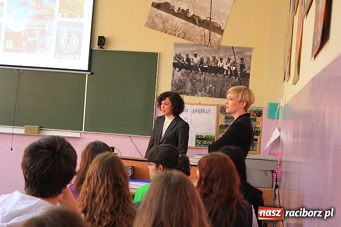 Zdjęcie w galerii na portalu naszraciborz.pl: Carmen z Hiszpanii gościła dziś w II LO wiadomości z regionu