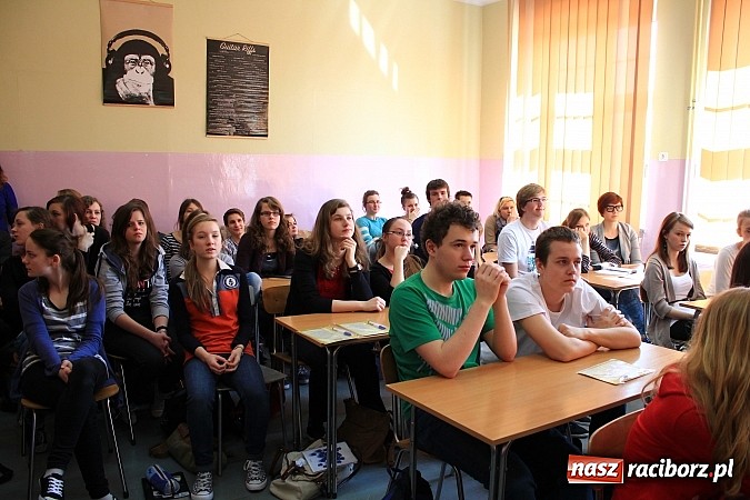 Zdjęcie w galerii na portalu naszraciborz.pl: Carmen z Hiszpanii gościła dziś w II LO wiadomości z regionu