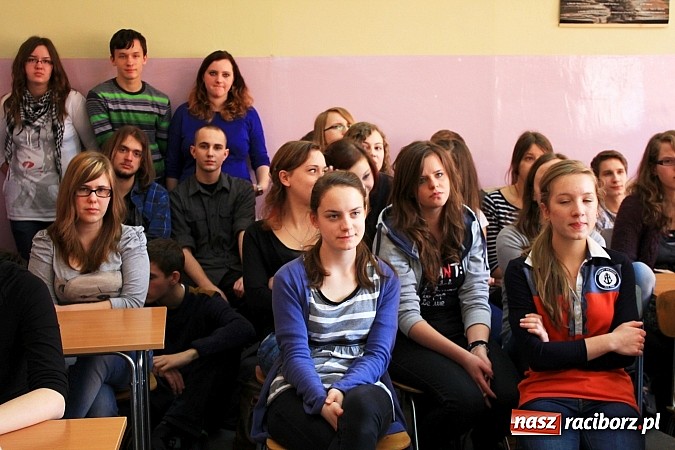 Zdjęcie w galerii na portalu naszraciborz.pl: Carmen z Hiszpanii gościła dziś w II LO wiadomości z regionu