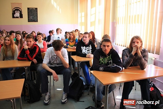 Zdjęcie w galerii na portalu naszraciborz.pl: Carmen z Hiszpanii gościła dziś w II LO wiadomości z regionu