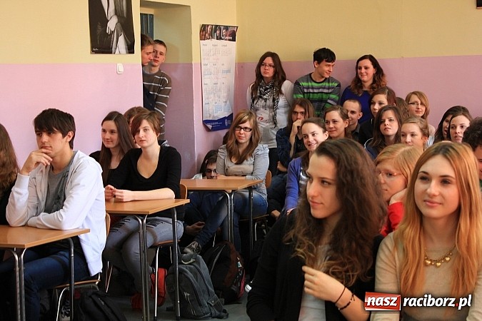 Zdjęcie w galerii na portalu naszraciborz.pl: Carmen z Hiszpanii gościła dziś w II LO wiadomości z regionu