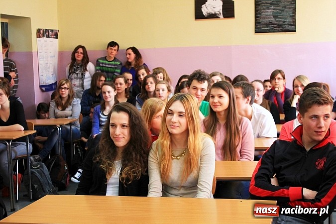 Zdjęcie w galerii na portalu naszraciborz.pl: Carmen z Hiszpanii gościła dziś w II LO wiadomości z regionu