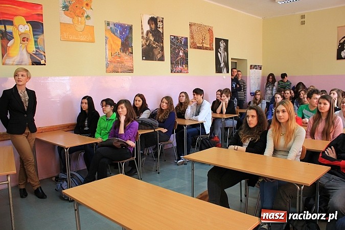 Zdjęcie w galerii na portalu naszraciborz.pl: Carmen z Hiszpanii gościła dziś w II LO wiadomości z regionu