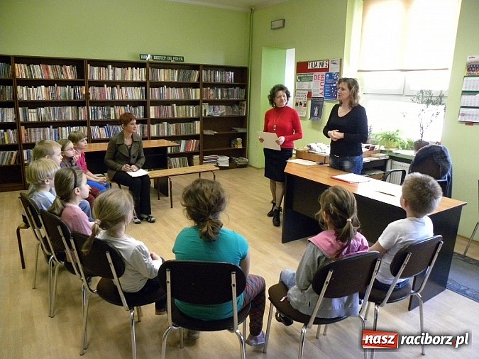 Zdjęcie w galerii na portalu naszraciborz.pl: Nowi czytelnicy w Bibliotece na Płoni wiadomości z regionu