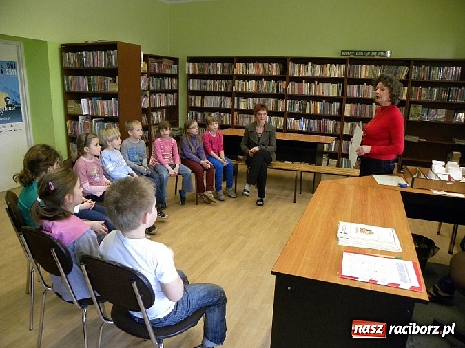 Zdjęcie w galerii na portalu naszraciborz.pl: Nowi czytelnicy w Bibliotece na Płoni wiadomości z regionu