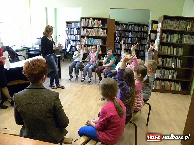 Zdjęcie w galerii na portalu naszraciborz.pl: Nowi czytelnicy w Bibliotece na Płoni wiadomości z regionu