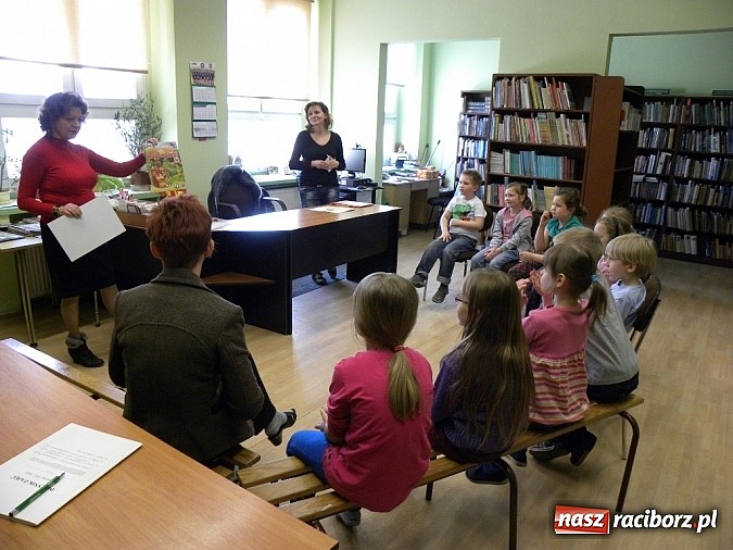 Zdjęcie w galerii na portalu naszraciborz.pl: Nowi czytelnicy w Bibliotece na Płoni wiadomości z regionu