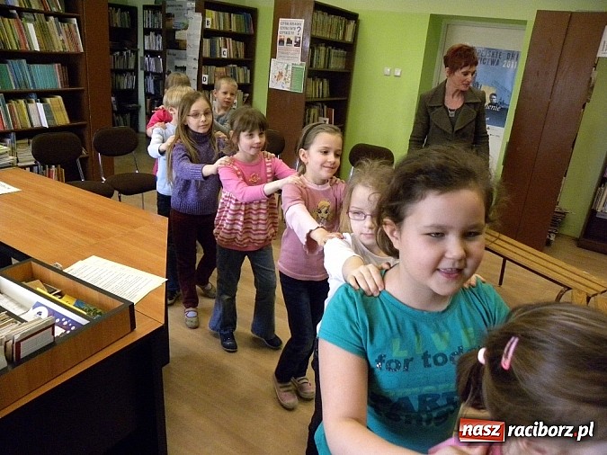 Zdjęcie w galerii na portalu naszraciborz.pl: Nowi czytelnicy w Bibliotece na Płoni wiadomości z regionu