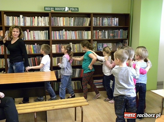 Zdjęcie w galerii na portalu naszraciborz.pl: Nowi czytelnicy w Bibliotece na Płoni wiadomości z regionu