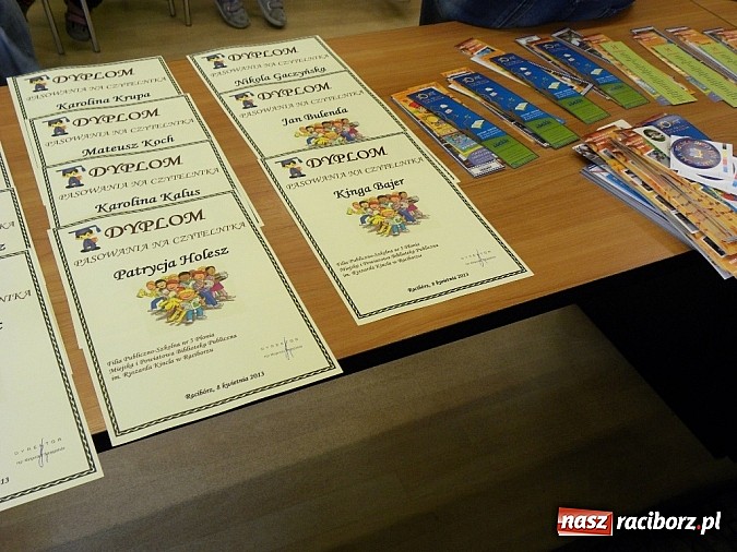 Zdjęcie w galerii na portalu naszraciborz.pl: Nowi czytelnicy w Bibliotece na Płoni wiadomości z regionu