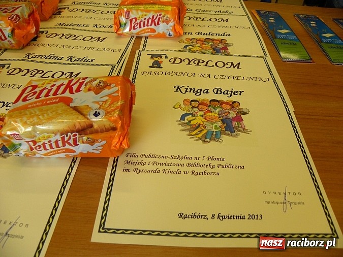 Zdjęcie w galerii na portalu naszraciborz.pl: Nowi czytelnicy w Bibliotece na Płoni wiadomości z regionu