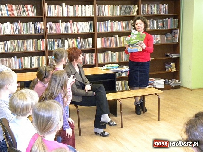 Zdjęcie w galerii na portalu naszraciborz.pl: Nowi czytelnicy w Bibliotece na Płoni wiadomości z regionu