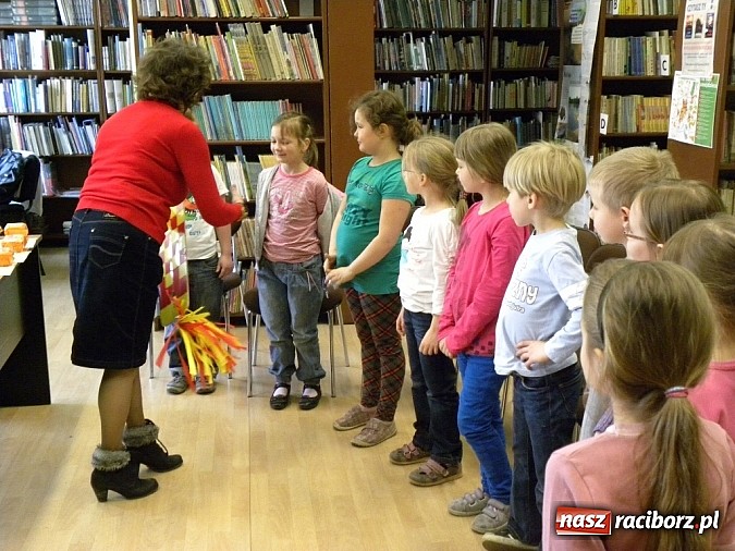 Zdjęcie w galerii na portalu naszraciborz.pl: Nowi czytelnicy w Bibliotece na Płoni wiadomości z regionu