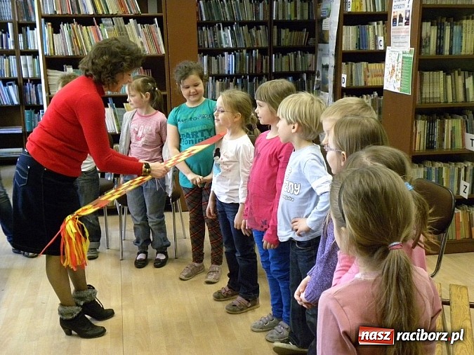 Zdjęcie w galerii na portalu naszraciborz.pl: Nowi czytelnicy w Bibliotece na Płoni wiadomości z regionu