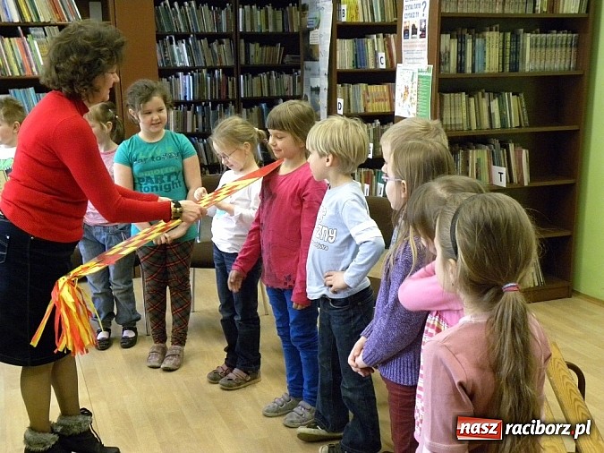 Zdjęcie w galerii na portalu naszraciborz.pl: Nowi czytelnicy w Bibliotece na Płoni wiadomości z regionu
