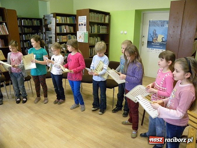 Zdjęcie w galerii na portalu naszraciborz.pl: Nowi czytelnicy w Bibliotece na Płoni wiadomości z regionu